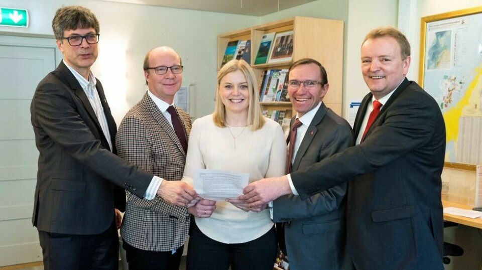 ACER-KAMERATER: Per Espen Stoknes (MDG), Kjetil Kjenseth (Venstre), Tina Bru (H), Espen Barth Eide (Ap) og Terje Halleland (Frp) signerte tirsdag et viktig ACER-dokument.