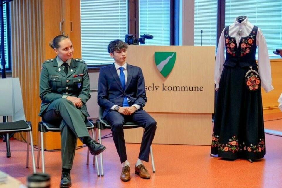 Dagen før prinsesse Ingrid Alexandra dimitterer i forsvaret, får den kongelige soldaten en Bardu- og Målselvbunad i gave fra det lokale husflidslaget.