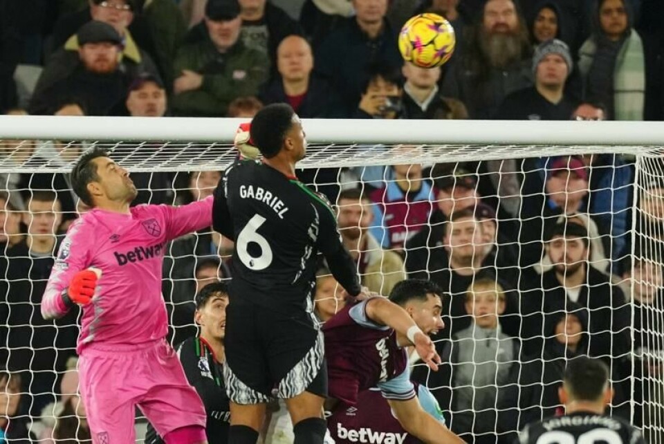 Lukasz Fabianski var uheldig og forårsaket straffespark til gamleklubben Arsenal. Lukasz Fabianski var uheldig og forårsaket straffespark til gamleklubben Arsenal. Foto: Dave Shopland / AP / NTB