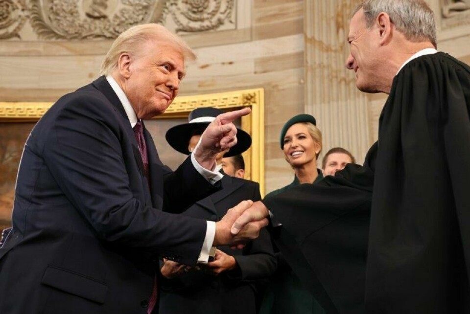 Donald Trump ble tatt i ed som USAs president av høyesterettsjustitiarius John Roberts 20. januar. Nå krever Trump at Roberts hindrer føderale dommere fra å blokkere presidentens agenda.
