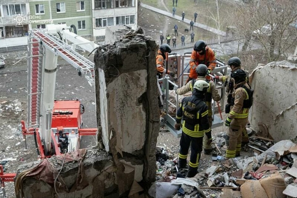Redningsarbeidere leter gjennom ødeleggelsene etter et russisk droneangrep i Sumy torsdag.