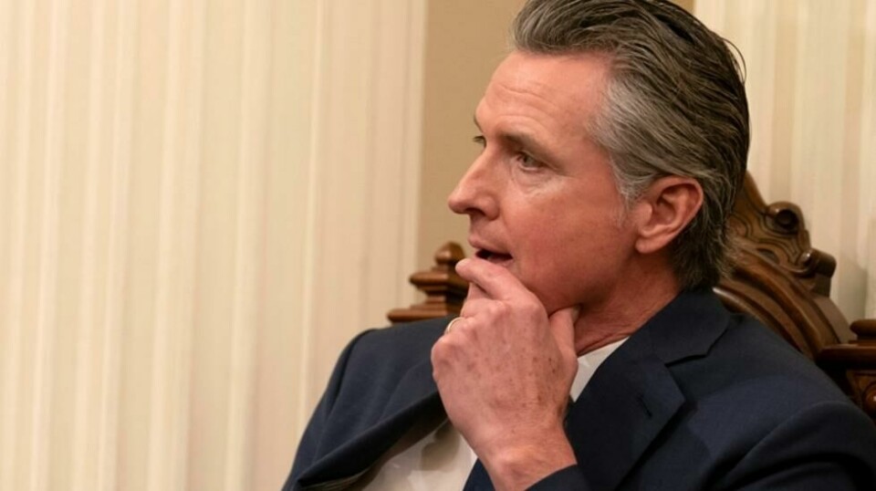 California-guvernør Gavin Newsom orienteres om jordskjelvet i delstaten. Her er han under et møte i Sacramento mandag.
