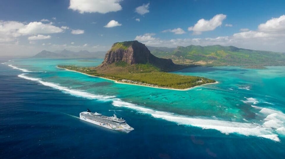 Norwegian Dawn passerer Le Morne-fjellet ved Port Louis på Mauritius. Her har skipet en av sine to afrikanske hjemmehavner denne sesongen.