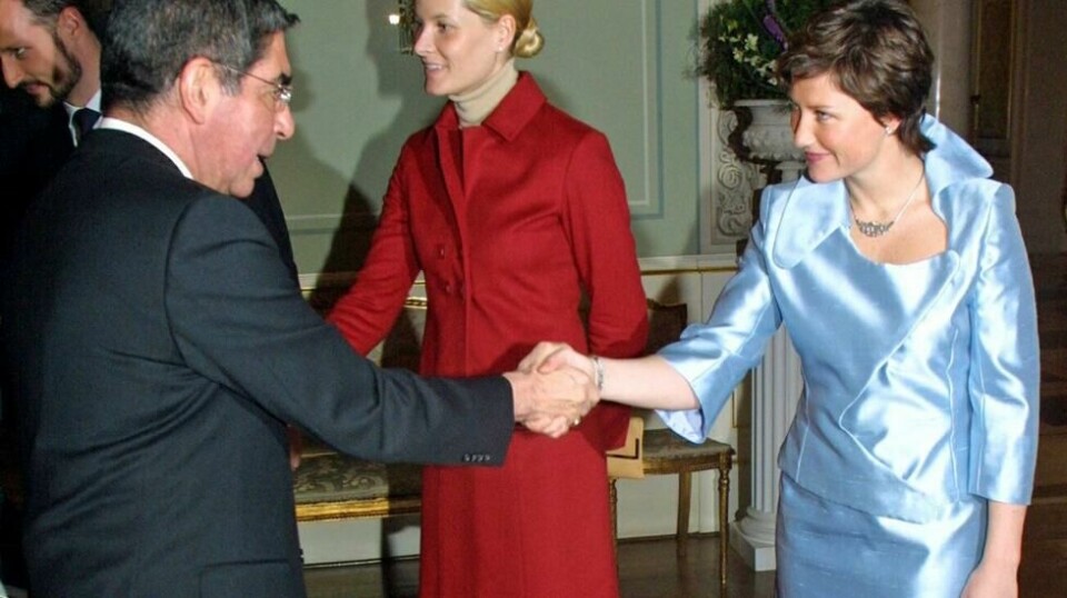 Oscar Arias Sánchez, fredsprisvinneren fra 1987, har vært flere ganger i Norge. Her hilser han i 2001 på prinsesse Märtha Louise, mens kronprinsesse Mette-Marit og kronprins Haakon står i bakgrunnen. Anledningen var en mottakelse på Slottet for tidligere vinnere av Nobels fredspris.