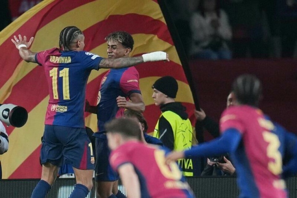 Lamine Yamal og Raphinha feiret Barcelonas fjerde mål mot Dortmund.