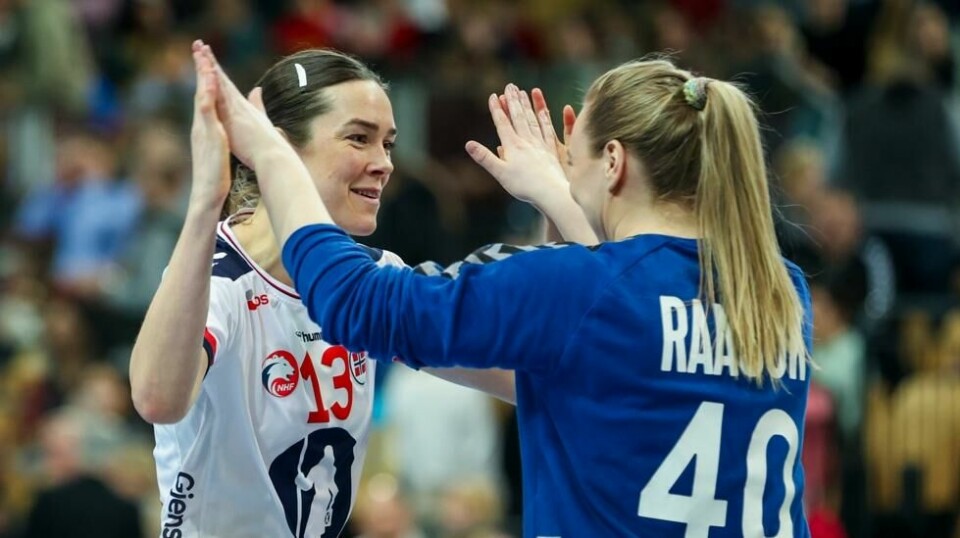 Kari Brattset Dale og Eli Marie Raasok omfavner hverandre i Norges seier over Østerrike. Foto: Nikola Krstic / NTB