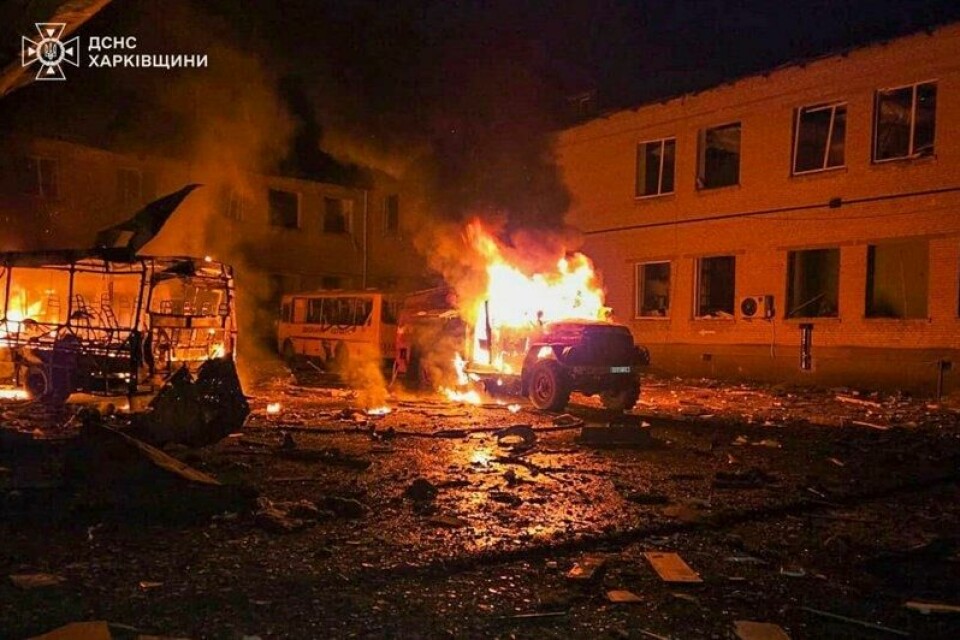 Brannmannskapet slukker en brann i Kupjansk i Kharkiv-regionen natt til torsdag etter et russisk droneangrep.