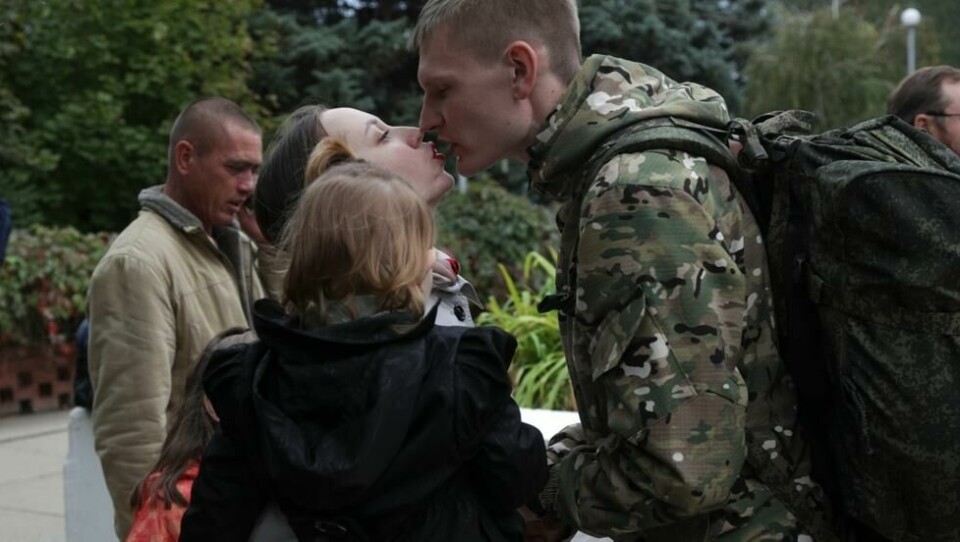 En russisk soldat tar farvel med konen og datteren sin like utenfor rekrutteringssenteret i Volgograd. Han er en del av Putins mobilisering, og må ut i krig. En russisk soldat tar farvel med konen og datteren sin like utenfor rekrutteringssenteret i Volgograd. Han er en del av Putins mobilisering, og må ut i krig. Foto: AP/NTB