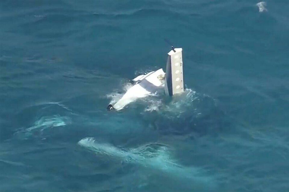Deler av vraket flyter i havet utenfor Rottnest Island etter styrten. Bildet er hentet fra en video frigitt av AuBC.