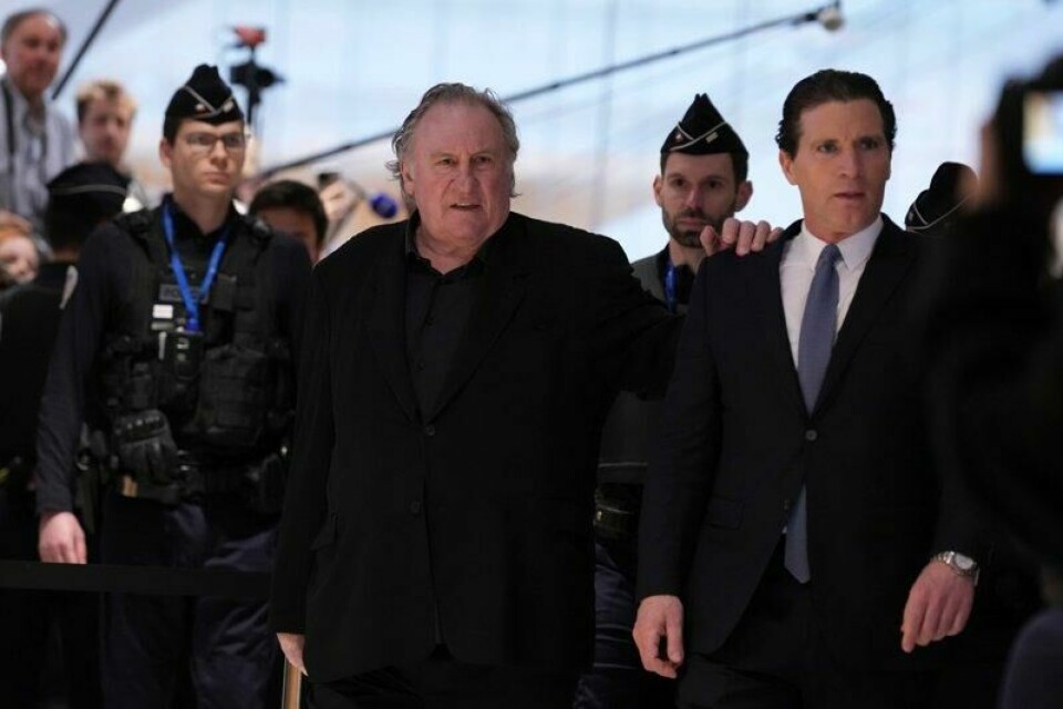Den franske skuespilleren Gérard Depardieu er anklaget for overgrep av rundt 20 kvinner. Mandag møtte han i retten, tiltalt for overgrep mot to kvinner under en filminnspilling i 2021.