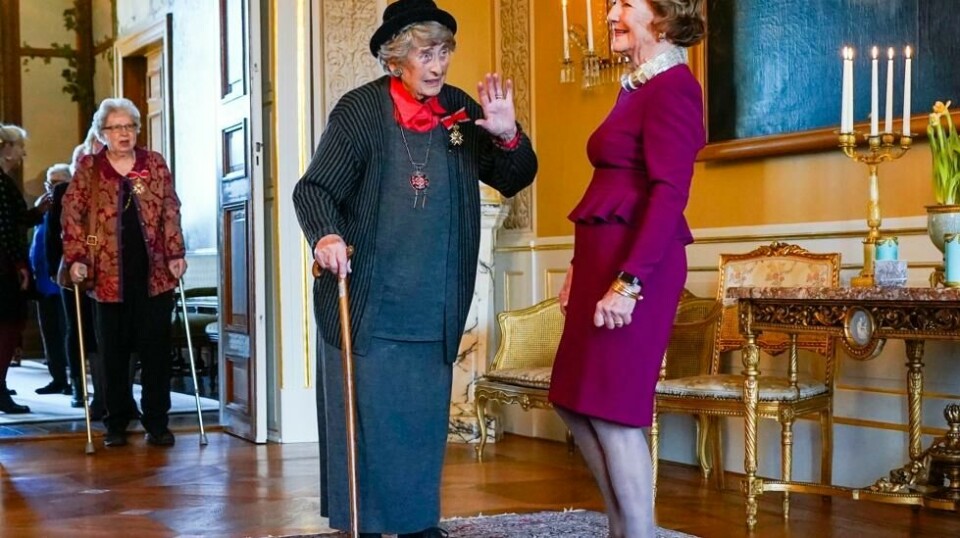 Berit Ås (t.v.) hilste i mars 2023 på dronning Sonja da dronningen holdt lunsj for foregangskvinner på Slottet. Foto: Lise Åserud / NTB