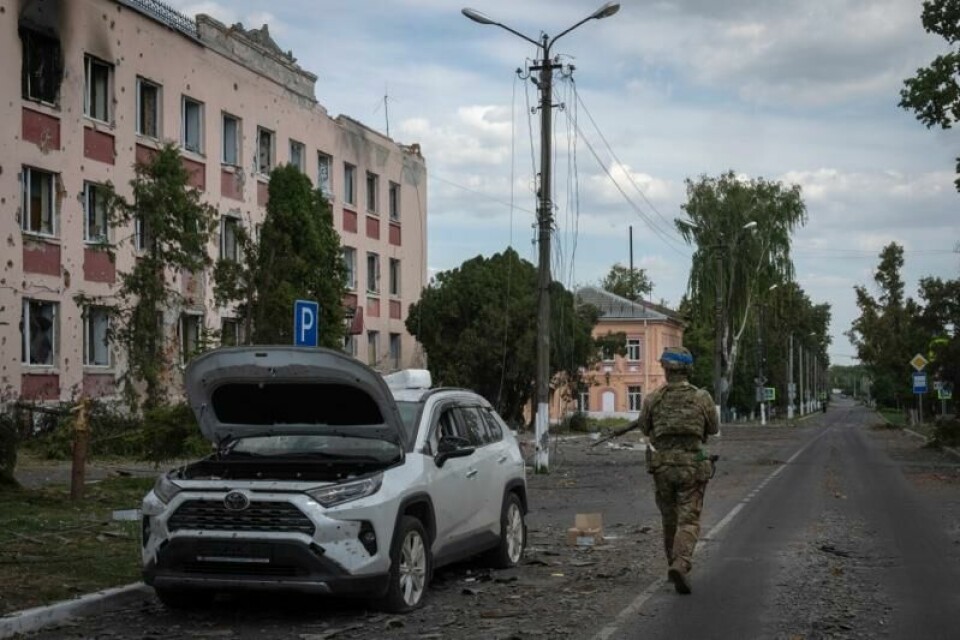 En ukrainsk soldat patruljerer i gatene i Sudzja i den russiske Kursk-regionen i august i fjor.