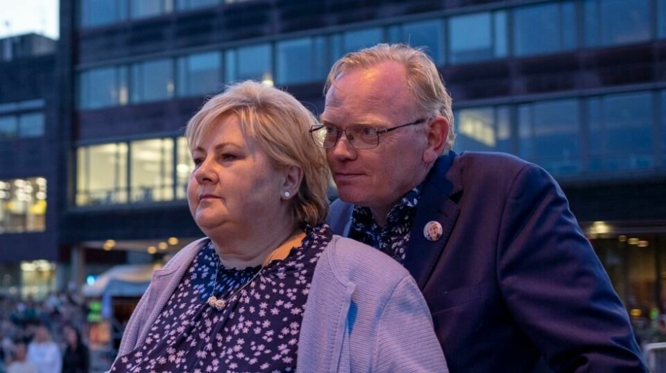 «Erna ønsker bare å vri seg unna for å komme seg inn i statsministerstolen igjen. Skal Norge fortsette å være et godt samfunn må vi ha ærlighet og redelighet på toppen. Høyre trenger en ny leder og statsministerkandidat. Erna må gå,» mener aksjeforvalter Jan Petter Sissener, etter at det ble avslørt at ektemannen Sindre Finnes har misbrukt siviløkonom-tittelen uten å ha avlagt eksamen.