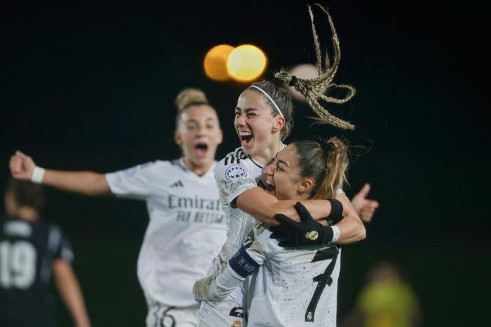 Athenea del Castillo (i midten) feirer sin 2-0-scoring fora Real Madrid mot Arsenal i kvinnenes mesterliga.