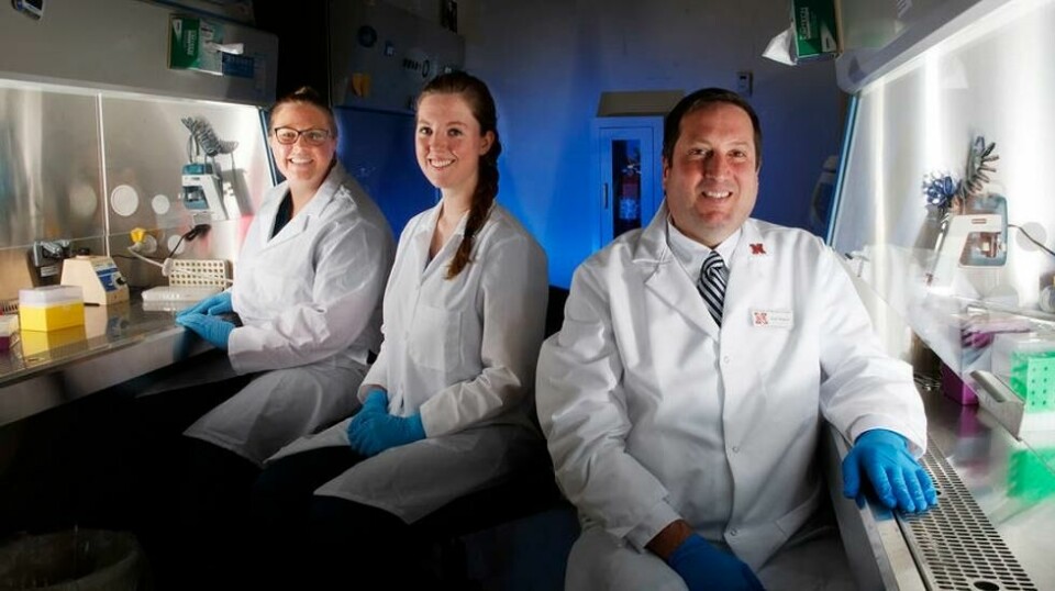 Lager universalvaksiner: Professor Eric Weaver, sammen med avgangsstudent Brianna Bullard og laboratorietekniker Amy Lingel.