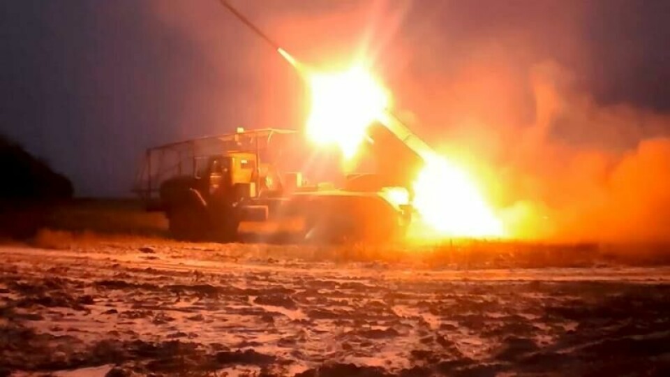 Russisk rakettartilleri fyrer løs mot ukrainske stillinger i Kursk i Russland.