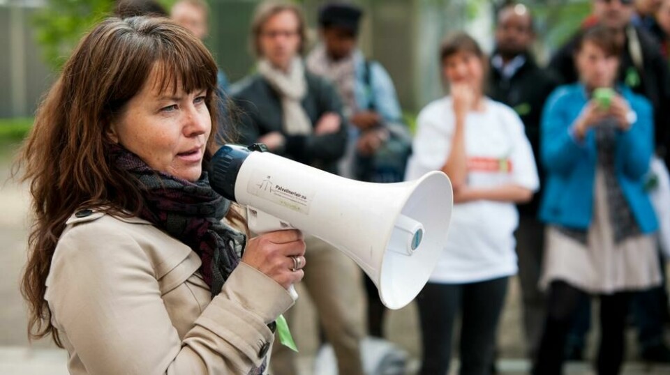 Janne Raanes fra Redd Barna talte under demonstrasjonen der PRESS- Redd Barna Ungdom protesterer mot tvangsutsendelse av asylbarn utenfor Oslo domkirke tidligere i år. Nå mener hun vi har hørt nok historier om barn som forsvinner i Norge.