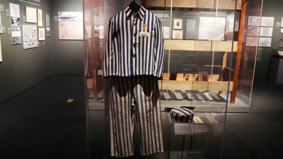 VONDE MINNER: Uniformen fangene i tyske konsentrasjonsleire måtte iføre seg i konsentrasjonsleire under 2. verdenskrig. Her på museum for jødisk arv på Manhatten i New York. Dressen fra Loewe var påfallende lik (se sak).
