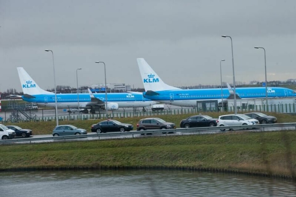 Det er KLM som rammes hardest av uværet på Amsterdams flyplass.