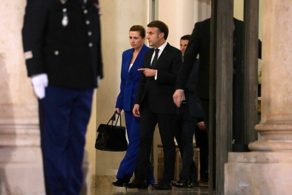 Danmarks statsminister Mette Frederiksen i samtale med Frankrikes president Emmanuel Macron etter møtet i Paris mandag.