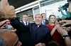 Berlusconi møter sine supportere i Milan sammen med datteren Barbara. Foto: Luca Bruno / AP / NTB scanpix