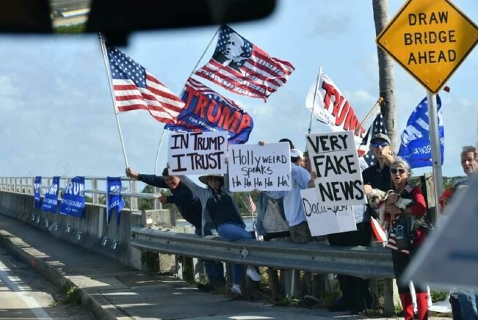 Donald Trump sine supportere prøver å få en glimt av ham i bilkortesjen gjennom Palm Beach, Florida, på vei ut av golfbanen. Donald Trump sine supportere prøver å få en glimt av ham i bilkortesjen gjennom Palm Beach, Florida, på vei ut av golfbanen. Foto: Nicholas Kamm / AFP