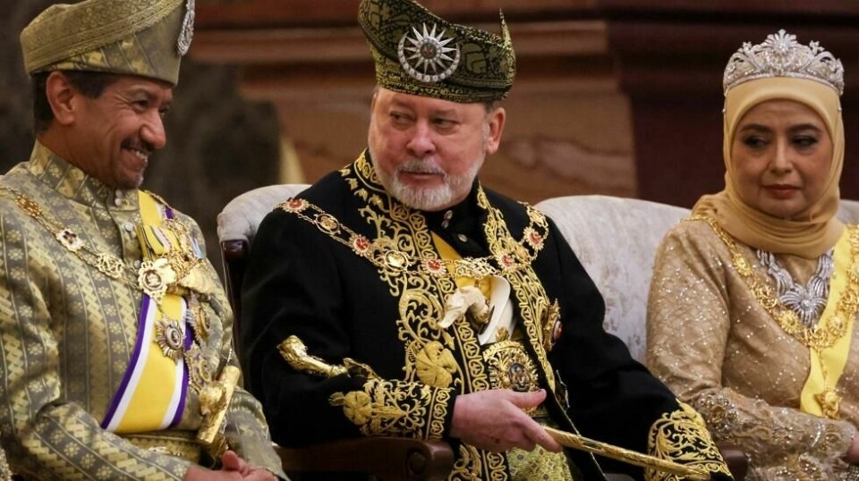Sultan Ibrahim Iskandar av Johor (i midten) ble lørdag kronet som Malaysias 17. konge, med tittelen Yang di-Pertuan Agong. Her sitter han sammen med dronning Raja Zarith Sofiah (t.h.). Foto: AP / NTB