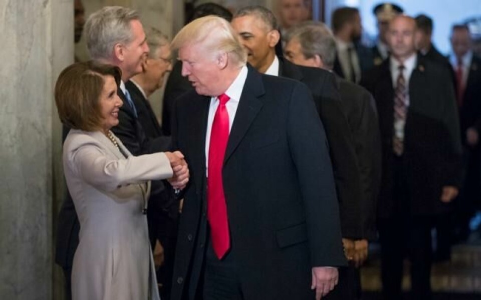Donald Trump hilser på sin sedvanlige måte på den demokratiske minoritetslederen i Senatet, Nancy Pelosi. Donald Trump hilser på sin sedvanlige måte på den demokratiske minoritetslederen i Senatet, Nancy Pelosi. Foto: J. Scott Applewhite / AP / NTB scanpix