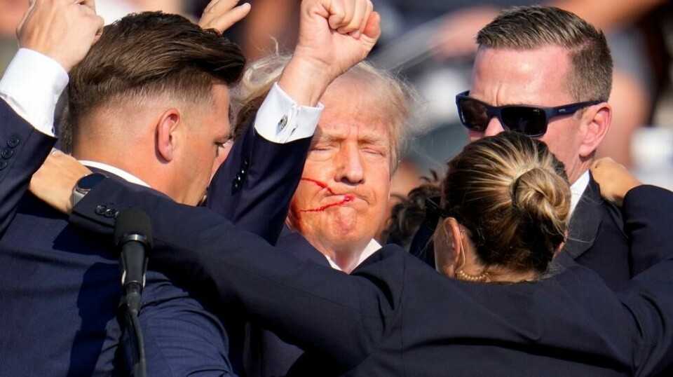Donald Trump fraktes av scenen av Secret Service etter å blitt utsatt for et attentat 13. juli.