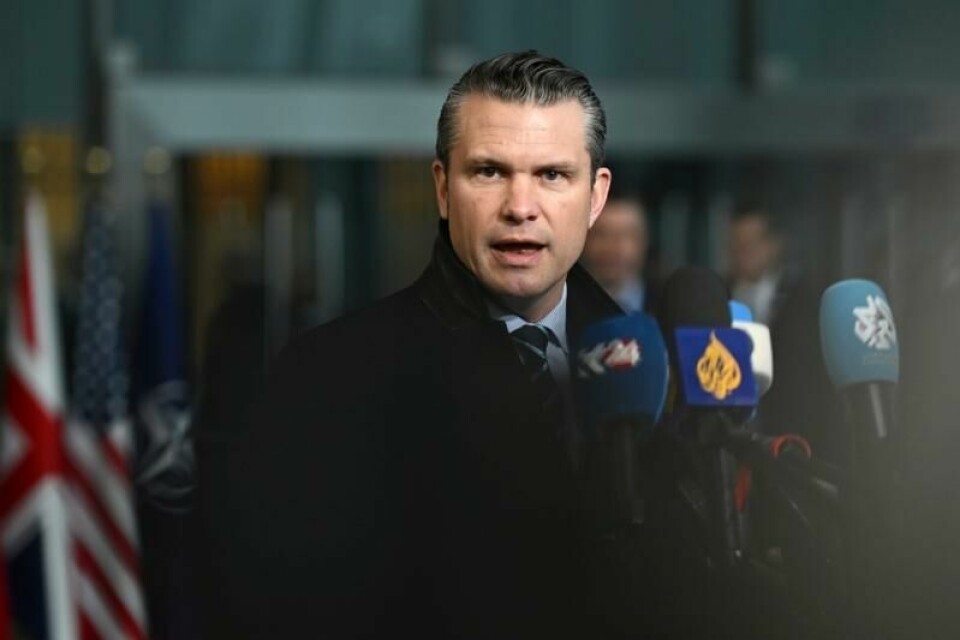 USAs forsvarsminister Pete Hegseth på vei inn til forsvarsministermøtet i Nato torsdag.