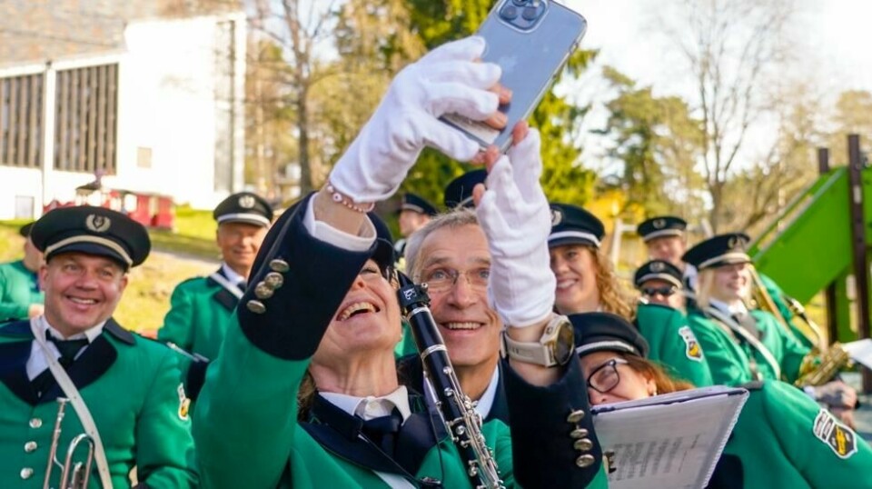 Natos generalsekretær Jens Stoltenberg sammen med Nordre Aker Janitsjar. Han feiret 1. mai sammen med Korsvoll og Tåsen Arbeiderpartilag i Oslo, hvor det har vært strålende vær. Foto: Terje Pedersen / NTB