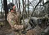 En ukrainsk soldat fra 110. Brigade kamuflerer en D-30 haubits i Zaporizhzhia-regionen, Ukraina 4. desember 2024. REUTERS/Stringer Foto: Reuters/NTB