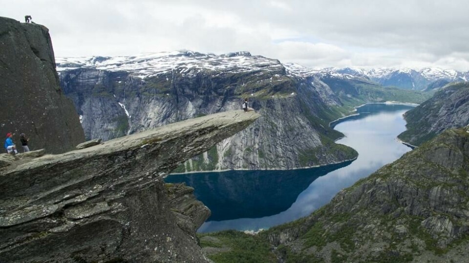 I år forventes det et sted mellom 100 000 og 150 000 turister til det spektakulære fjellet Trolltunga. Neste år kan det også bli åsted for bryllup. Foto: Tore Meek / NTB scanpix.