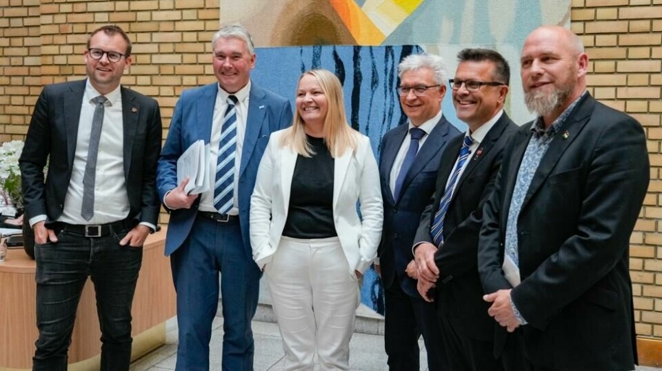 Trond Helleland (H), Mona Fagerås (SV), Frank Sve (Frp), Geir Jørgensen (R), Kjell Ingolf Ropstad (KrF) og André N. Skjelstad (V) i vandrehallen i Stortinget, der de orienterer om enighet knyttet til prosjekter i forbindelse med Nasjonal transportplan 2025–2036.