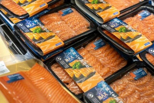Supermarkedkjeden Hema Fresh i Shanghai har mye norsk sjømat, blant annet laks og makrell i kjøledisken. Bildet under statsminister Jonas Gahr Støres besøk i september i fjor.