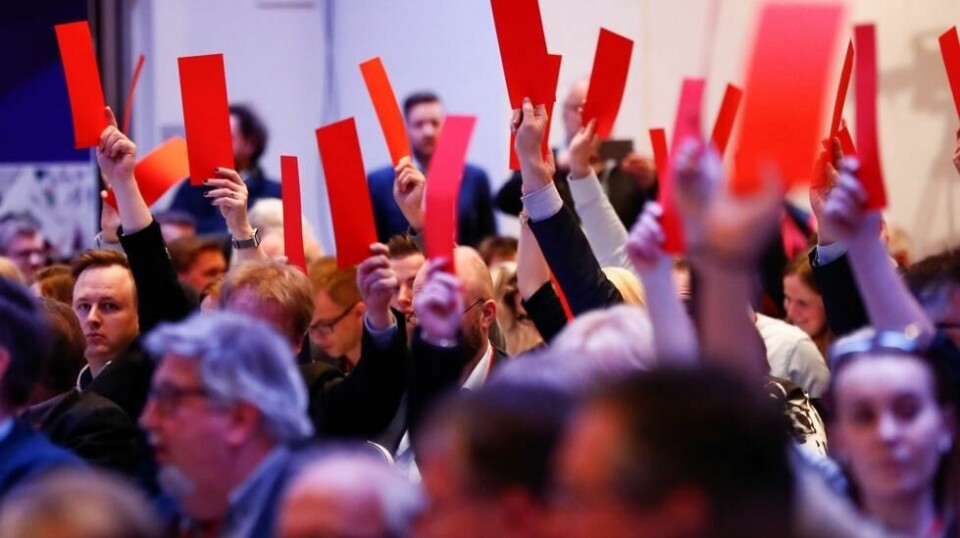 Stemmegivning på Arbeiderpartiets landsmøte. Sentrale fylkeslag presset på for å fjerne bruken av midlertidig opphold, men til slutt fikk ledelsen dempet asylopprøret.