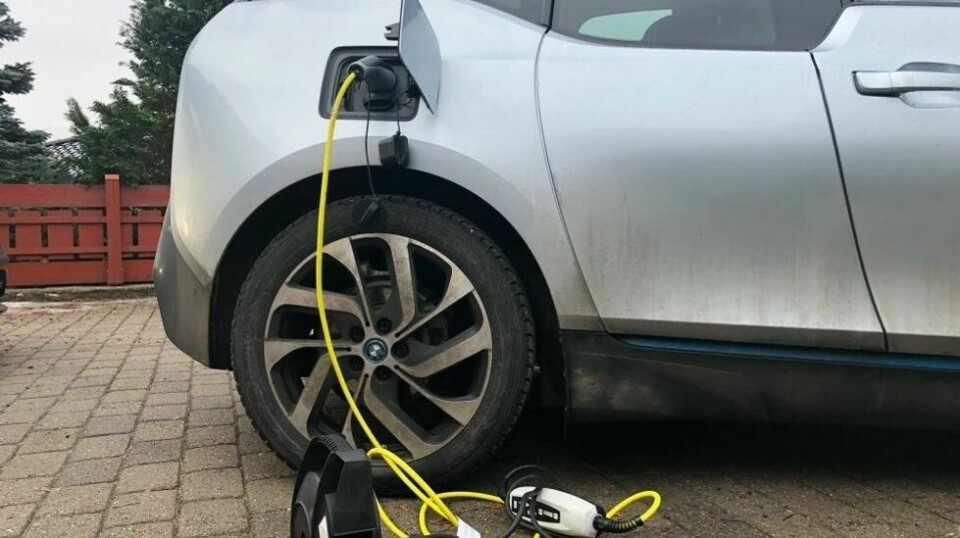 IKKE GOD IDE: I en ny undersøkelse sier én av fem at de lader elbilen ved hjelp av en skjøteledning eller kabelspole. Det synes ikke forsikringsselskapet Frende er en god idé.