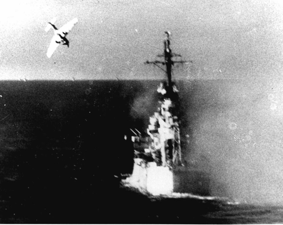 En Kamikaze-pilot på vei mot et amerikansk slagskip under slaget ved Leyte Gulf FOTO: AP/NTB En Kamikaze-pilot på vei mot et amerikansk slagskip under slaget ved Leyte Gulf FOTO: AP/NTB