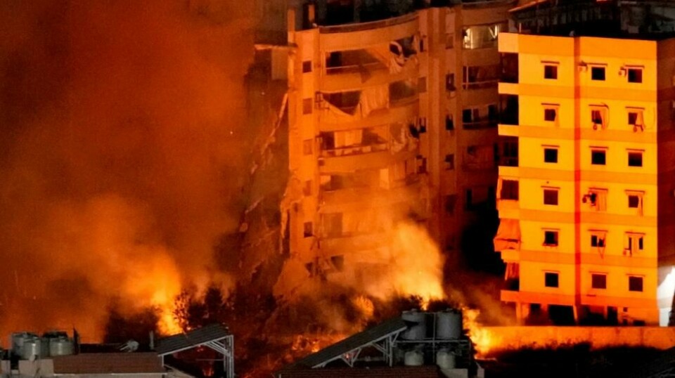 Flammer og røyk stiger opp fra bygninger som er rammet av israelske luftangrep i Beirut-forstaden Dahieh. Israel gjennomførte en rekke luftangrep mot Beiruts sørlige forsteder onsdag. Foto: Hussein Malla / AP / NTB
