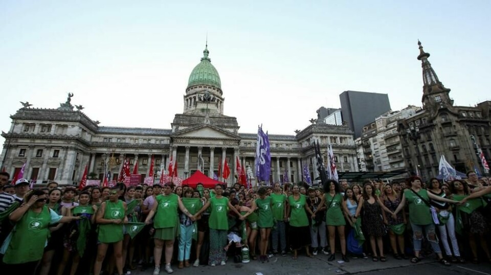 Argentinske kvinner demonstrerer for retten til selvbestemt abort i Buenos Aires i februar i år. Foto: Reuters / NTB scanpix.