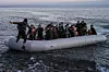Flyktninger og migranter ankommer den greske øya Lesbos 2. mars. Hellas er i alarmberedskap i møte med en tilstrømming av flere tusen mennesker som forsøker å krysse grensen fra Tyrkia. NTB Scanpix/AFP.