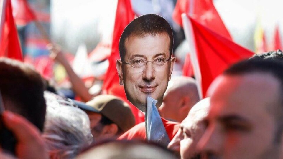 Arrestasjonen av Istanbul-ordfører Ekrem Imamoglu har utløst store demonstrasjoner i Tyrkia. Arrestasjonen av Istanbul-ordfører Ekrem Imamoglu har utløst store demonstrasjoner i Tyrkia. Foto: Kemal Aslan / AFP / NTB