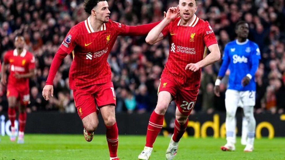 Diogo Jota jubler med Curtis Jones (til v.) etter å ha scoret Liverpools vinnermål mot Everton.