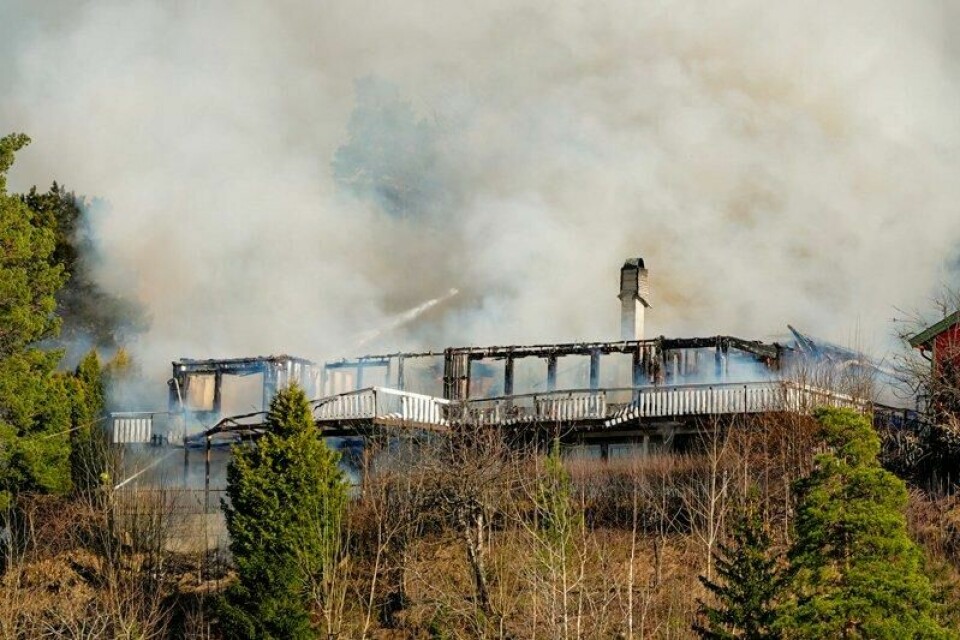 To brannmenn ble skadet i forbindelse med slukkingen av en boligbrann på Spikkestad tirsdag.