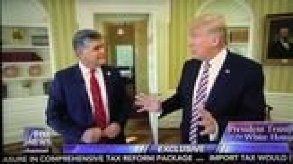 PÅ TV: Sean Hannity - her foran kamera - har hatt flere private omvisninger i Det hvite hus. Her i Det ovale kontor med presidenten i et av flere ekslusive intervjuer. PÅ TV: Sean Hannity - her foran kamera - har hatt flere private omvisninger i Det hvite hus. Her i Det ovale kontor med presidenten i et av flere ekslusive intervjuer. Foto: Skjermdump.