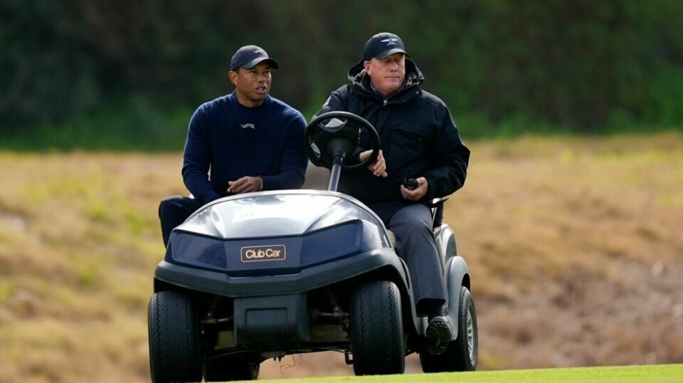 Tiger Woods måtte kjøres av banen etter at han hoppet av turneringen. Foto: Ryan Sun / AP / NTB