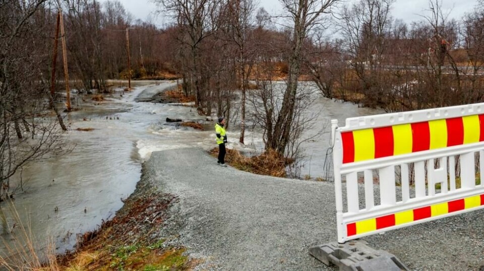 Mye nedbør har ført til flomskader flere steder i Tromsø. Nedbør og snøsmelting fører til flomfare i store deler av Nord-Norge. Flere skoler er stengt, og en rekke veier er stengt som følge av uværet. Meteorologene har sendt ut gult farevarsel for flom for den nordlige delen av Nordland, samt Troms og deler av Finnmark. Foto: Rune Stoltz Bertinussen / NTB