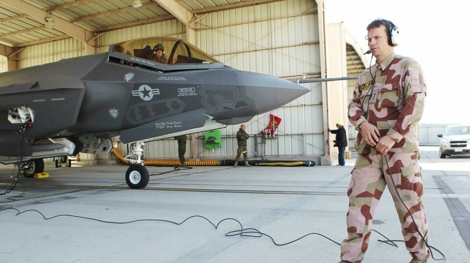 Norske militære øver i USA. Her er det kaptein Terje Vik som har klargjort et F-35 Lighting II for take off på Edwards Air Force Base i California, USA.