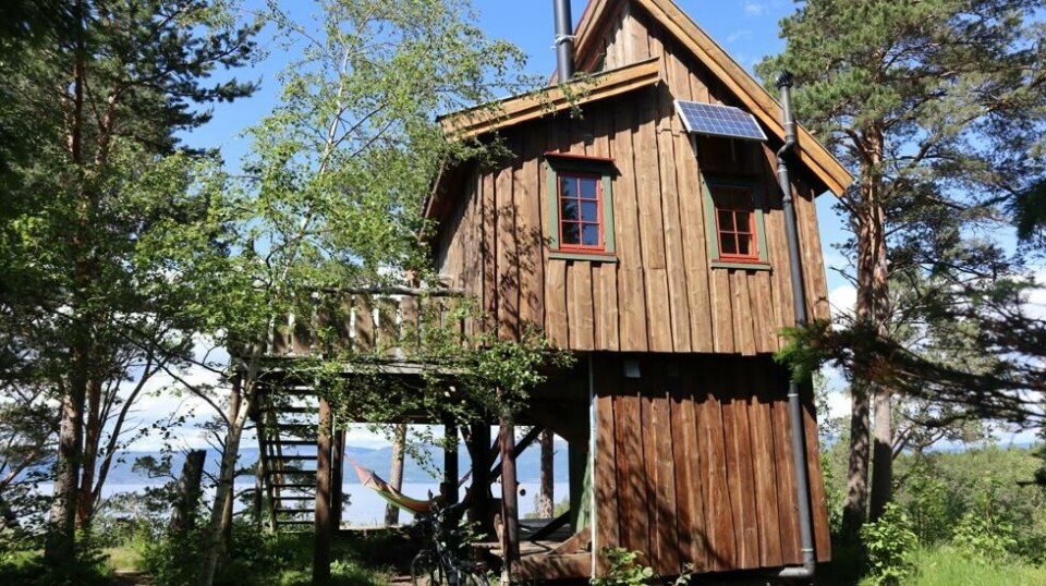 «Tretopphytta» Spettspiret på Inderøy er bygget på påler, og har dusj og toalett under selve hytta. Der finnes også en hengekøye og en benk. I hytta er det kjøkkenkrok, stuekrok, sovekrok og sovehems. Det er sengeplasser til fire, men sofaen kan gjøres om til to ekstra sengeplasser.