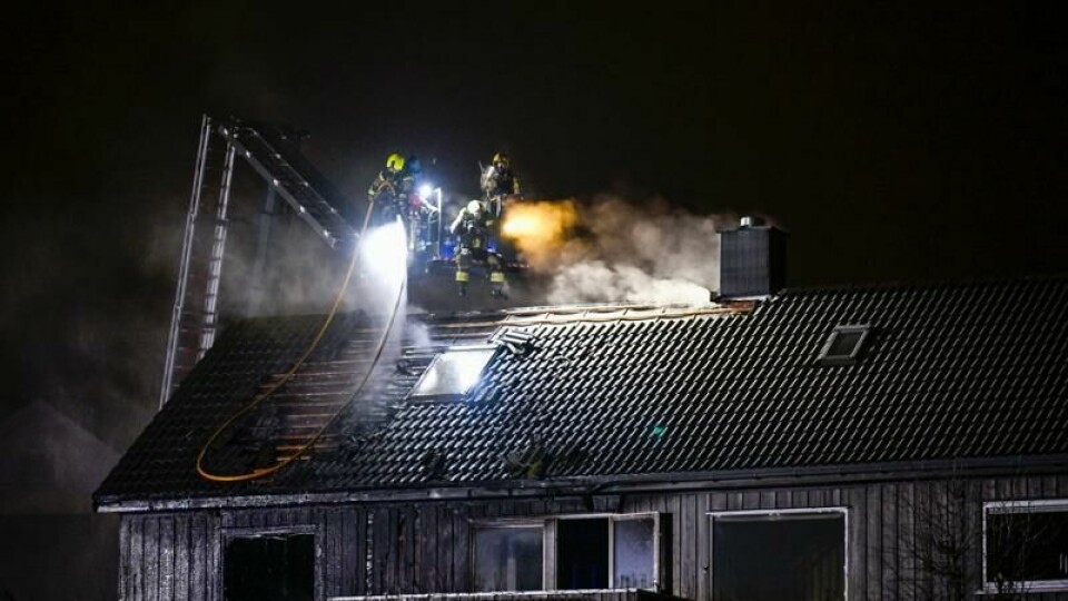 Brann i et rekkehus i Sola i Rogaland, nødetaten jobber på stedet. Det skal ha vært åpne flammer på stedet.